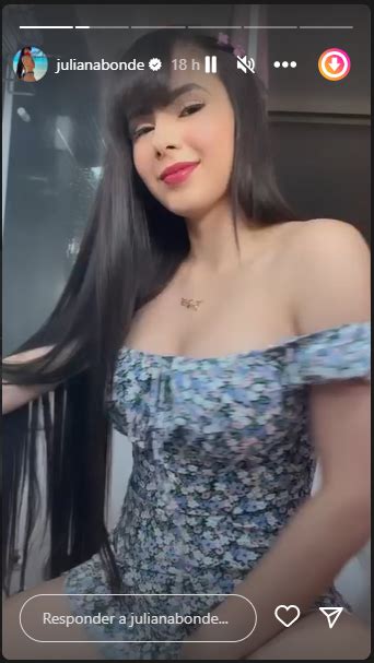 Cantora Juliana Bonde pelada levantando o vestido curto.
